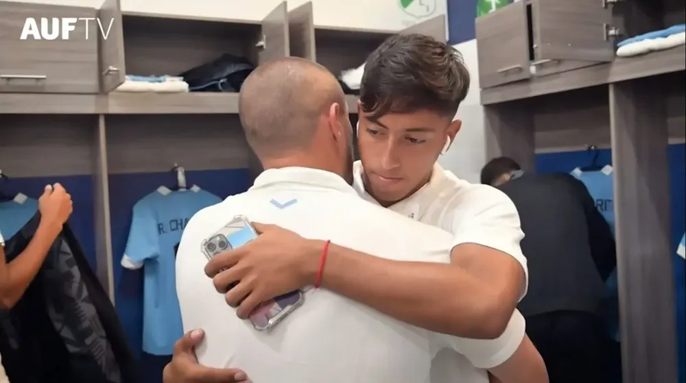 Los abrazos del Ruso Pérez a los jugadores de la sub 20: con Fabricio Díaz