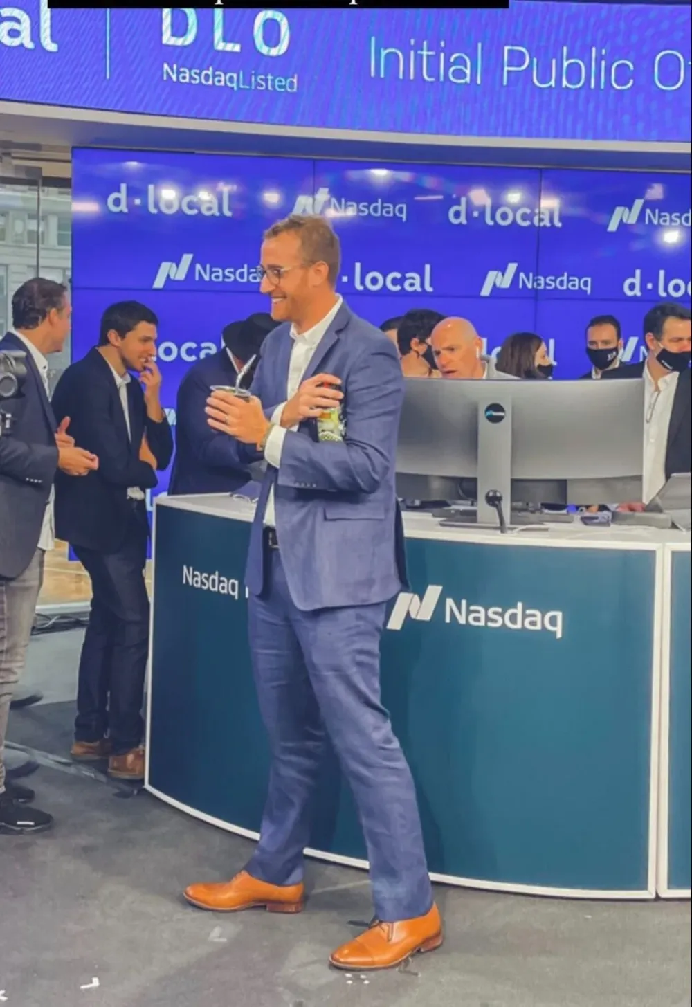 El CEO de dLocal, Sebastián Kanovich, tomando mate en Wall Street