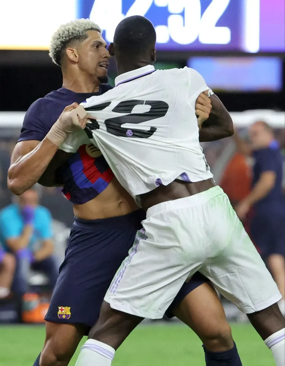 Ronald Araujo enfrenta a Manchester United y va por la clas