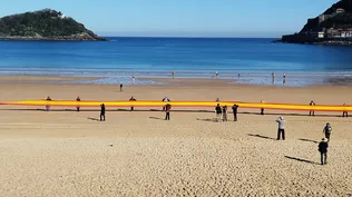 Vox despliega una bandera de 50 metros en la playa de La Concha de San Sebastián.