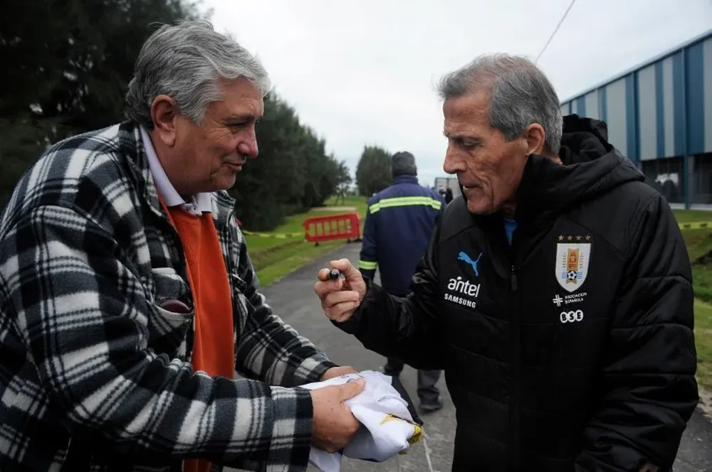 Tabárez firma un autógrafo este lunes en el Complejo de la AUF