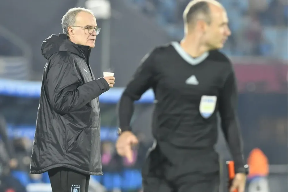 Bielsa tomó algo caliente en el partido para soportar el frío
