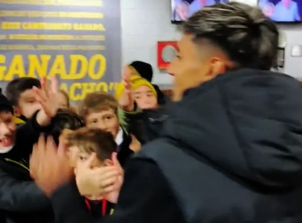 Facundo Torres recibe el cariño de los niños hinchas de Peñarol