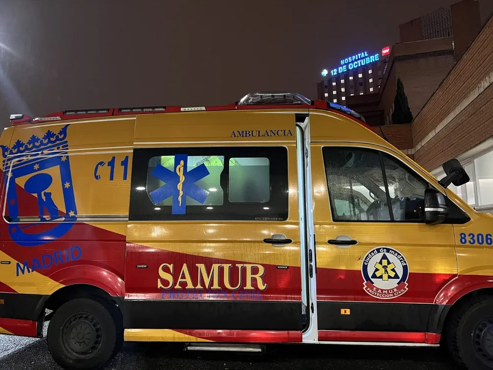 Ambulancia de SAMUR Protección Civil frente al Hospital 12 de Octubre de Madrid.