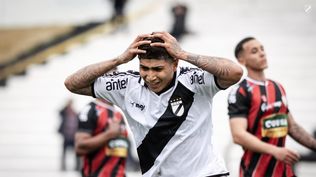 Mateo Peralta de Danubio, celebra su gol en la hora ante Fénix para la victoria 1-0 en el debut del Torneo Clausura