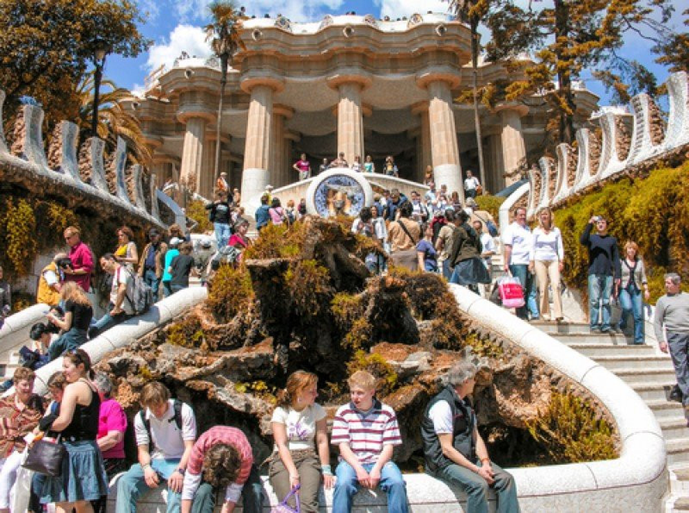 Turistas copan el circuito de Park Güell, creado por Antonio Gaudí.