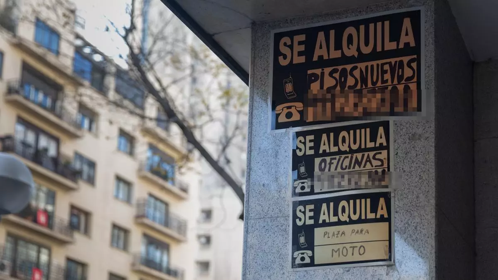 Carteles de Se alquila en el portal de un edificio&nbsp;