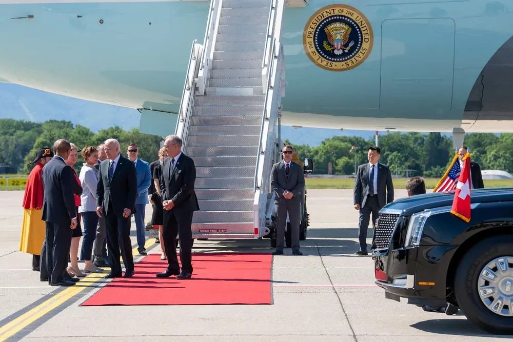 La llegada de Biden al aeropuerto de Cointrin en Ginebra el 15 de junio de 2021, en vísperas de una reunión entre EEUU y Rusia