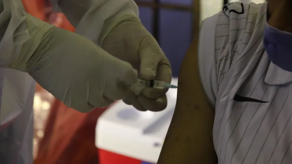 Primer día de vacunación contra el covid en Unidad 4 de Santiago Vázquez