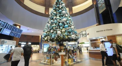 Árbol de Navidad en el shopping Tres Cruces (archivo de 2021)