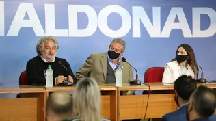 El intendente Antía, junto a los ejecutivos de Globant, Guibert Englebienne y Vivian Sauksteliskis.