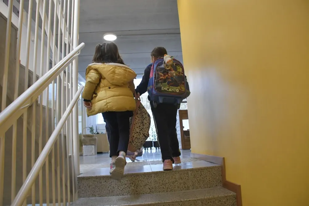 Archivo, dos niñas entran a su centro de estudios.&nbsp;