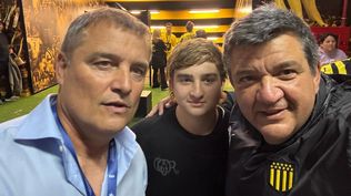Jorge Barrera junto a su hijo y a Diego Aguirre, técnico de Peñarol