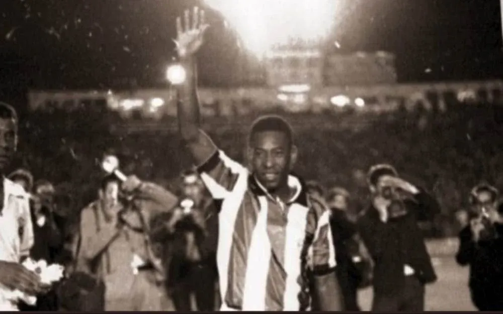 Pelé entrando al Estadio Centenario con la camiseta de Peñarol