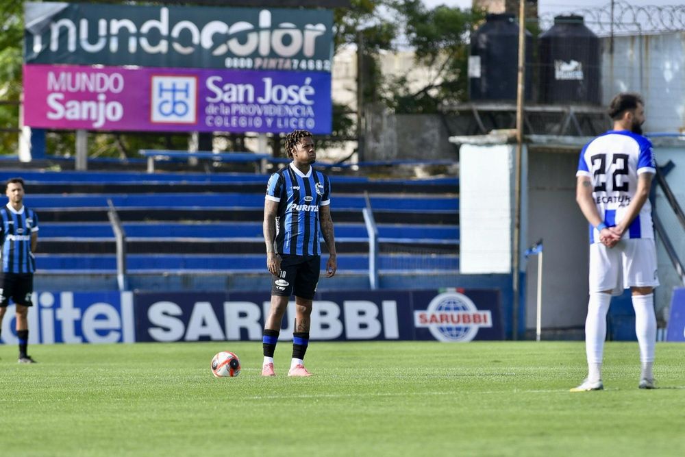 Abel Hernández de Liverpool ante Cerro Largo por el Torneo Apertura