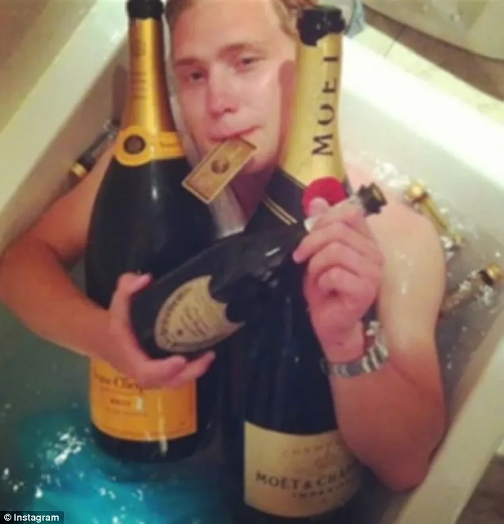 “Botellas de Dom y Moet en el baño, Amex de oro también”, por thuniss