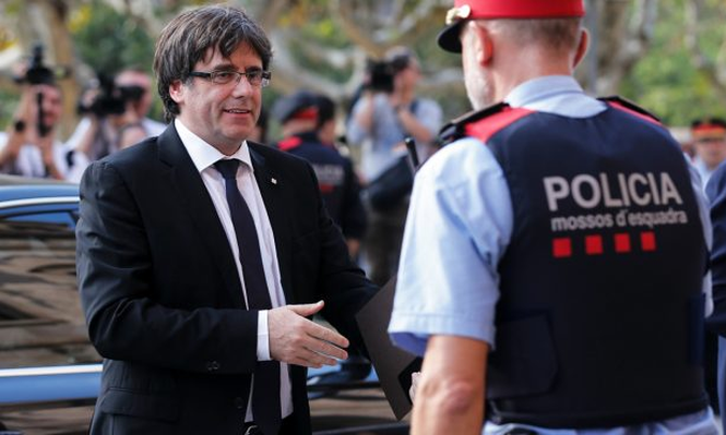 Un agente de los Mossos d´esquadra saluda a Carles Puigdemont