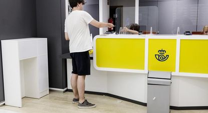 Un joven es atendido en la oficina de Correos&nbsp;