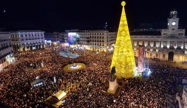 La Puerta del Sol recibe el año con las esperadas 12 campanadas.