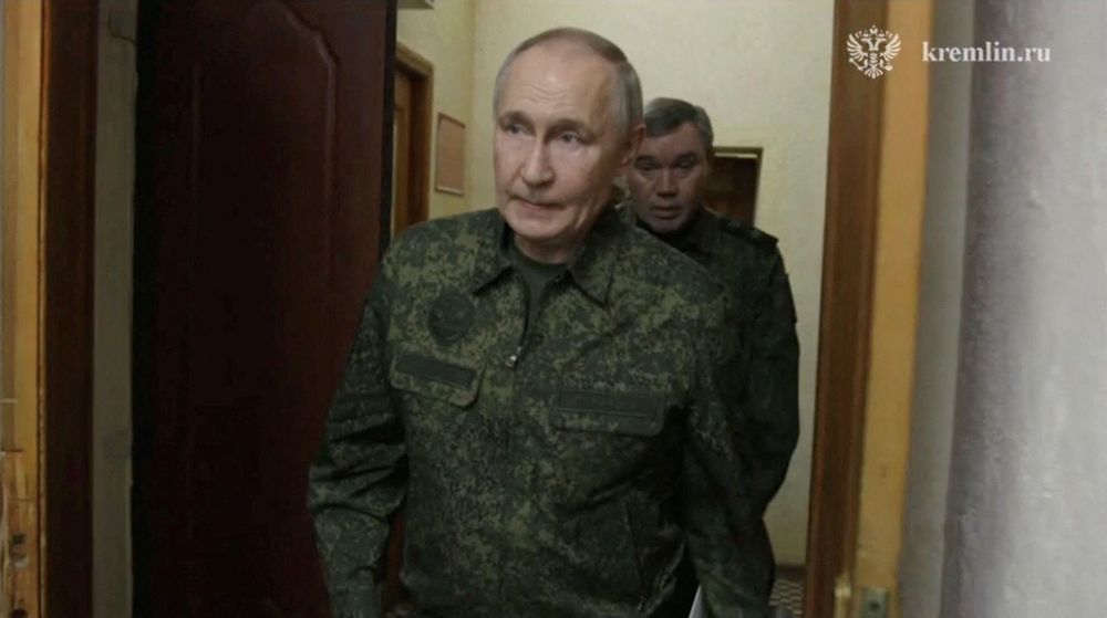 Vladimir Putin fue fotografiado en marzo visitando la región fronteriza rusa de Kursk con uniforme militar.