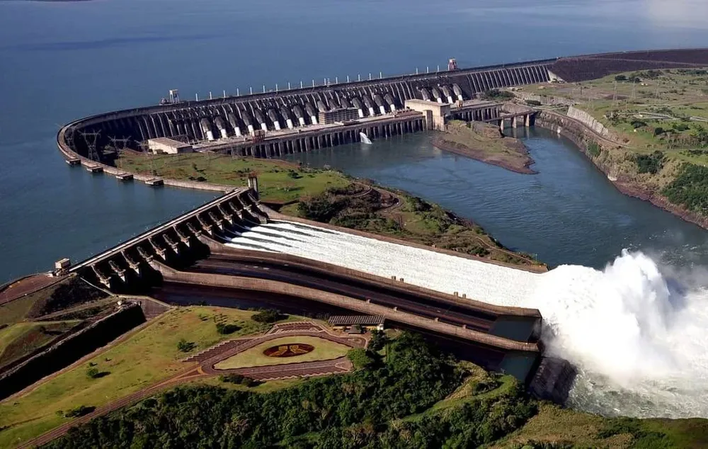 La represa de Itaipú, situada entre Paraguay y Brasil sobre el río Paraná, es la más grande América Latina y la segunda después de Las Tres Gargantas, en China.
