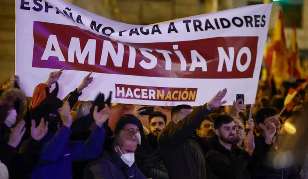 Grupos de personas en una nueva manifestación contra la amnistía, frente a la sede del PSOE en Ferraz, Madrid