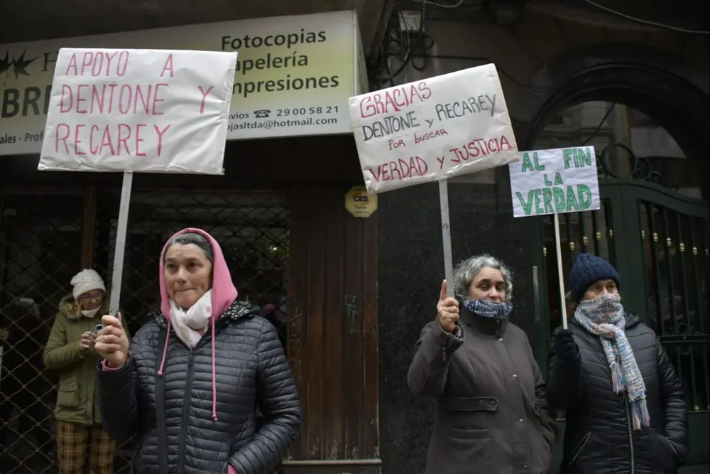 Pancartas en apoyo al juez Recarey y el abogado Dentone fuera del Poder Judicial