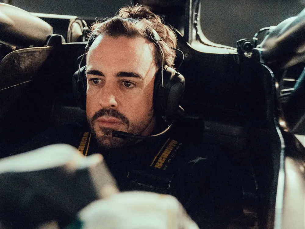 Alonso en el nuevo auto.