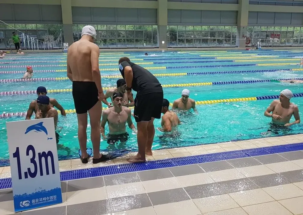 Bueno recibe indicaciones mientras Valverde mira a la distancia