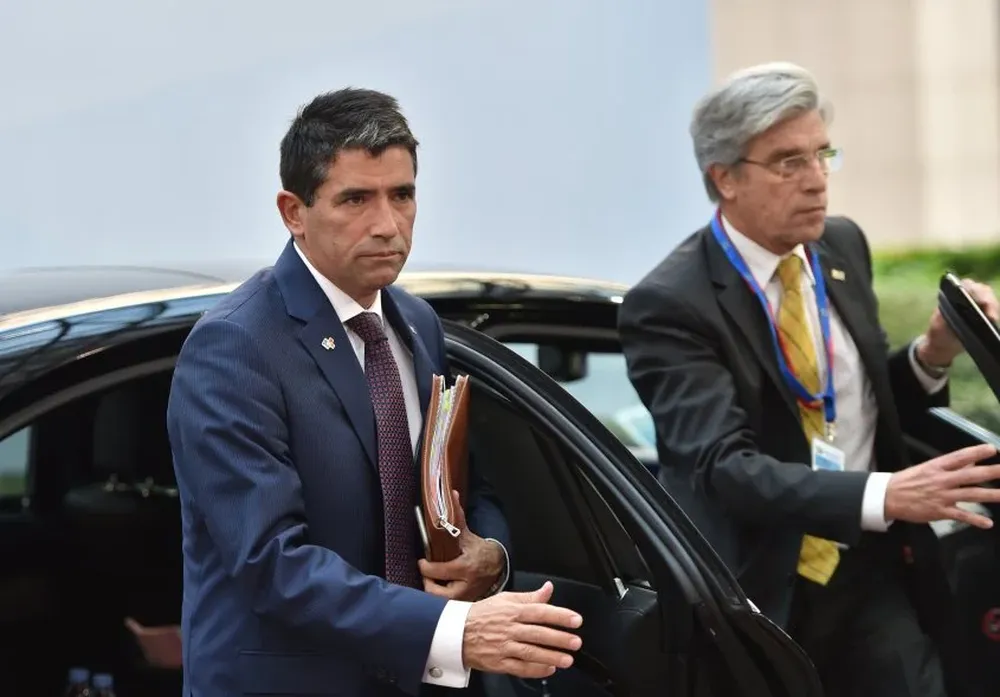 El vicepresidente Raúl Sendic y el embajador uruguayo ante la Unión Europea Walter Cancela ingresan a la cumbre Celac-UE