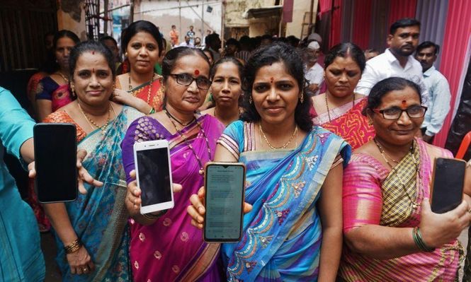 Las mujeres de Maharashtra de entre 21 y 65 años reciben una transferencia mensual de 1.500 rupias (US$16).