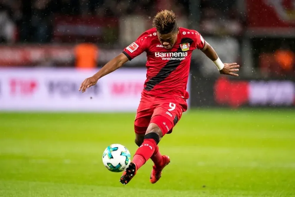 El jamaiquino Leon Bailey, marcó dos goles para Bayer Leverkusen en el 4-4 ante Hannover 96