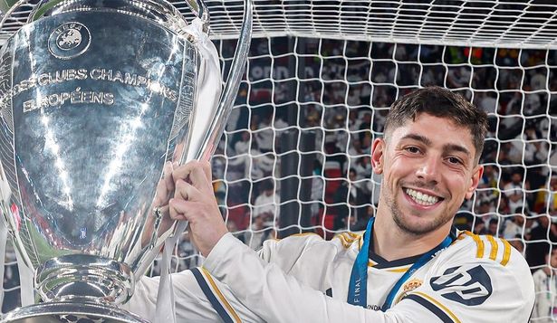 Federico Valverde con el trofeo de la Champions League que ganó nuevamente con Real Madrid