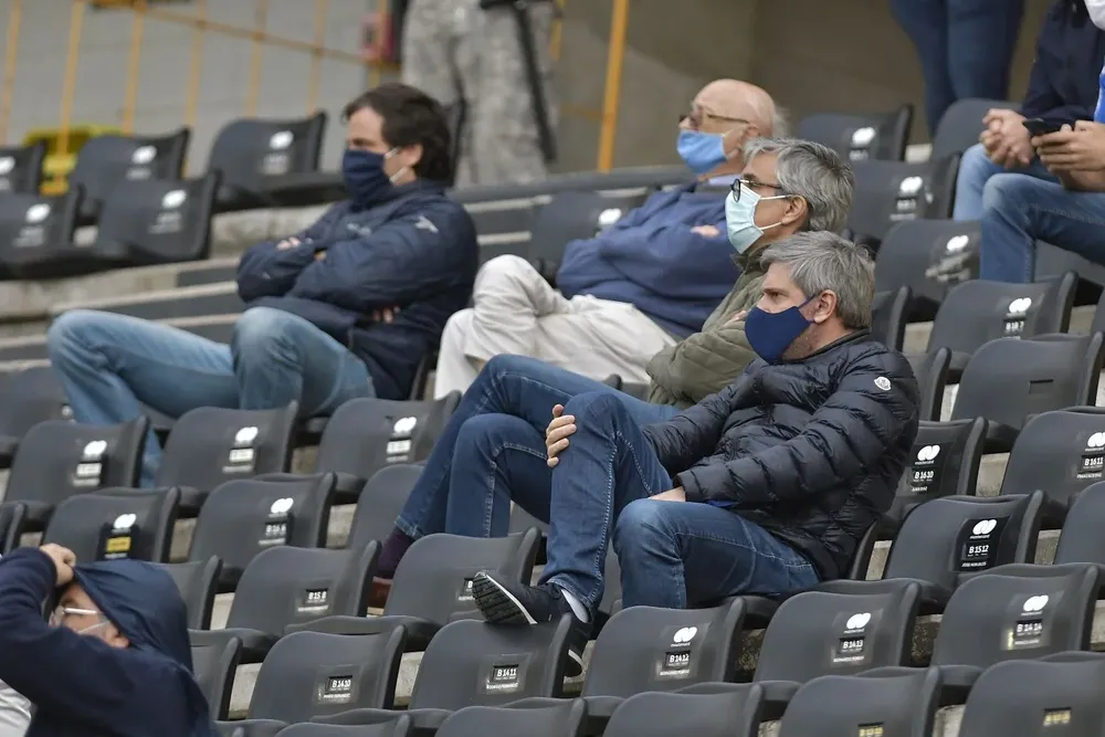 Alejandro Balbi en la tribuna del Campeón del Siglo