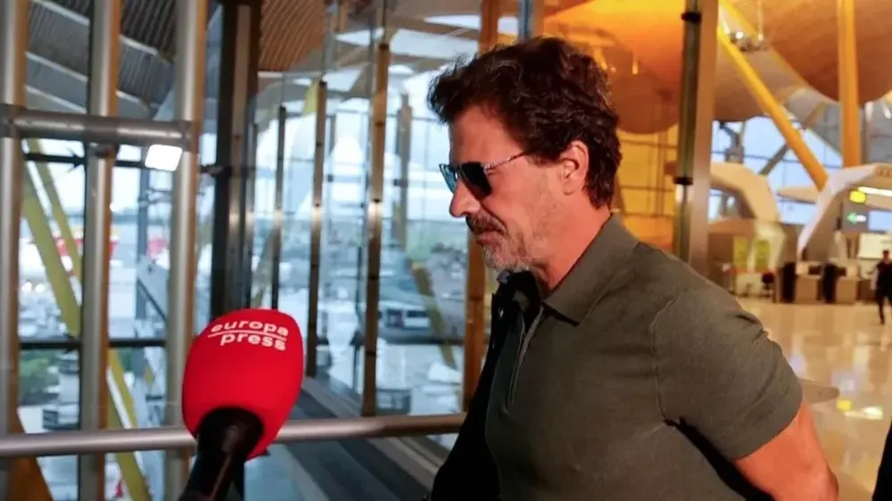 El actor Rodolfo Sancho habla con la prensa en Tailandia.