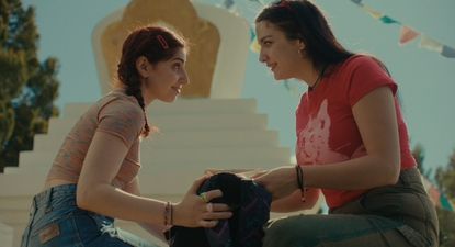verano trippin: zoe hochbaum y miranda de la serna y la historia de un verano de pelicula que se filmo entre bariloche y montevideo