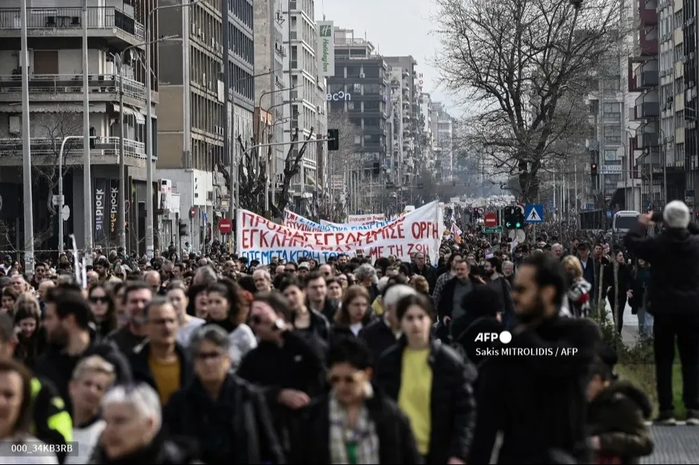 Manifestantes conmemoran el accidente de tren de hace un año que mató a 57 personas y puso al descubierto los graves problemas del sistema ferroviario.