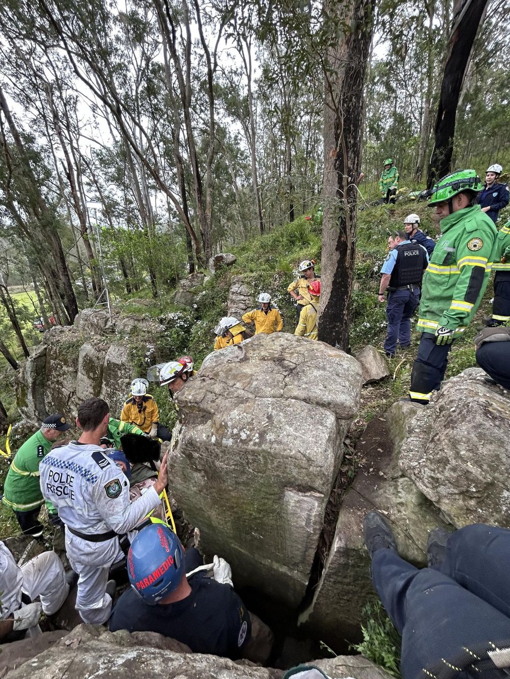 Los rescatistas durante el intenso rescate de la mujer.