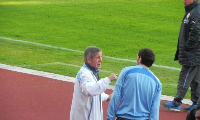 La charla íntima entre Tabárez y Godín