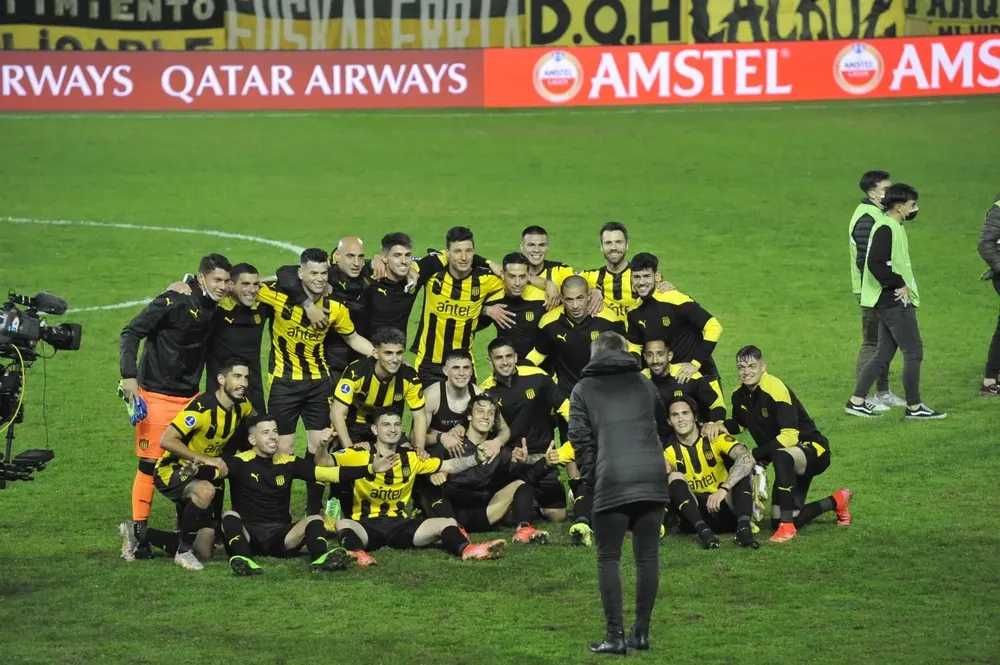 El plantel aurinegro llegó a un buen acuerdo por los premios con el presidente Ruglio