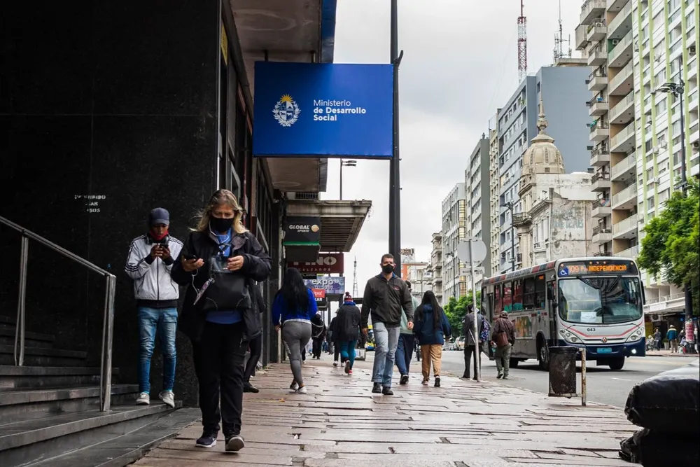 Vereda contigua a la fachada del edifico del Mides, sobre 18 de Julio (Montevideo)