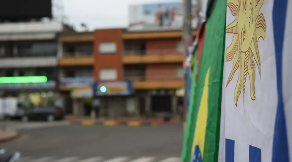 Banderas de Uruguay y Brasil, frontera