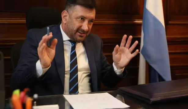 Hallan videos del ex senador Edgardo Kueider manejando fajos de dinero y se agrava su situación judicial