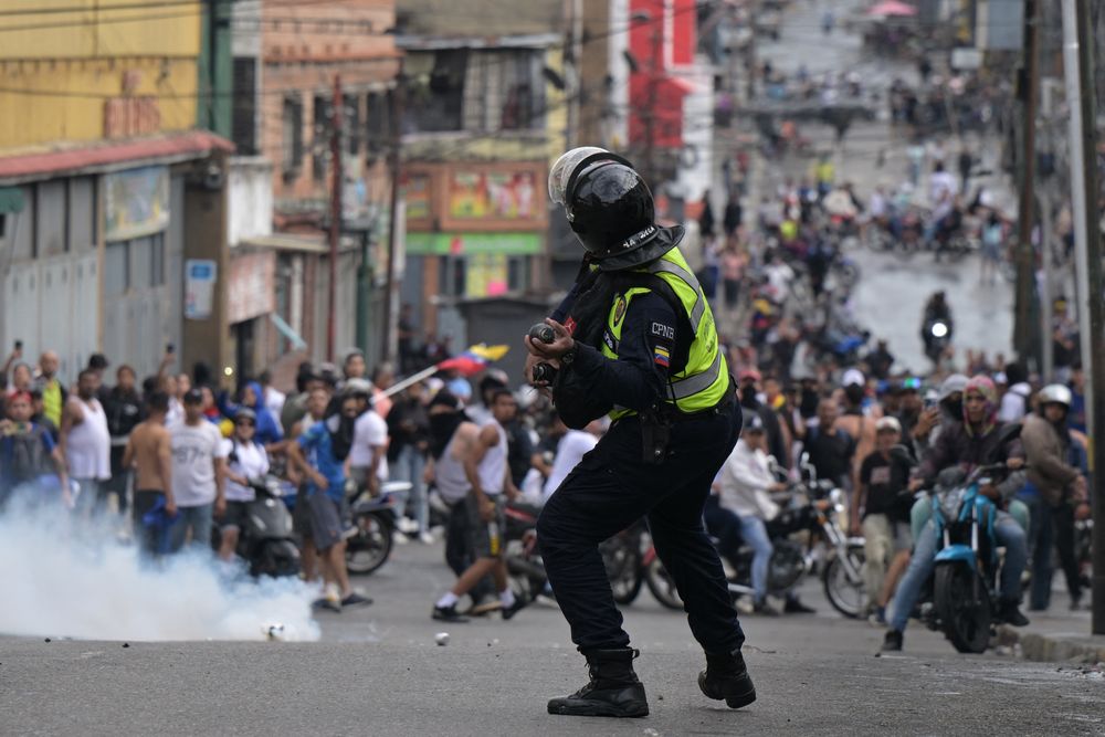 Al menos un muerto en las protestas contra la reelección de Maduro Al menos un muerto en las protestas contra la reelección de Maduro