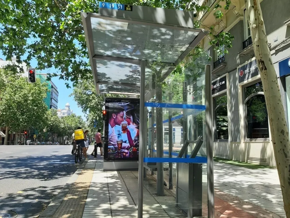 Las nuevas paradas serían de metal y se repararían algunas de madera