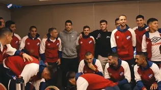 Luis Suárez en la visita a Nacional en Porto Alegre y la foto con Daniel Bocanegra