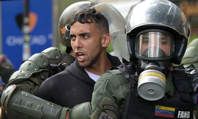 Alrededor de 2.200 personas fueron detenidas en Venezuela durante las protestas contra el anuncio del triunfo de Nicolás Maduro en los comicios del año pasado.