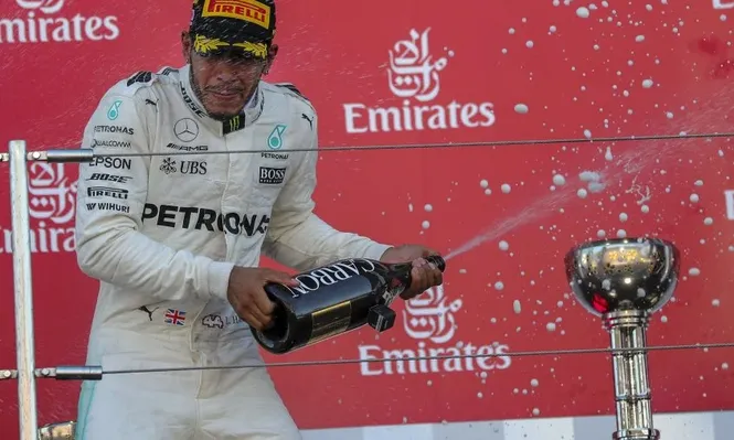 Hamilton festejó en Tokio