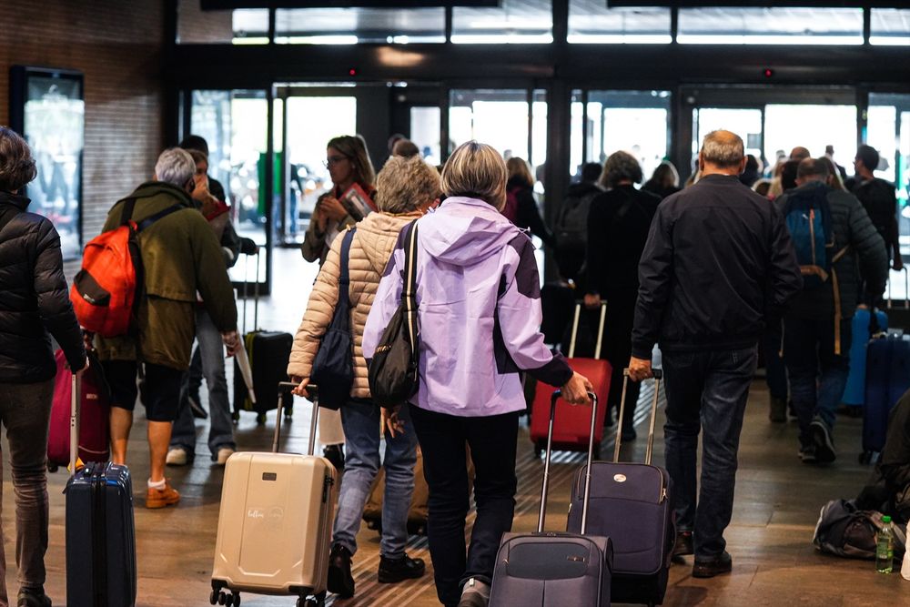 Pasajeros de la Estación de tren de Santa Justa, en Sevilla, Andalucía. EUROPA PRESS