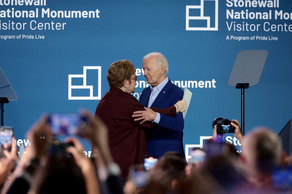Joe Biden junto a Elton John.